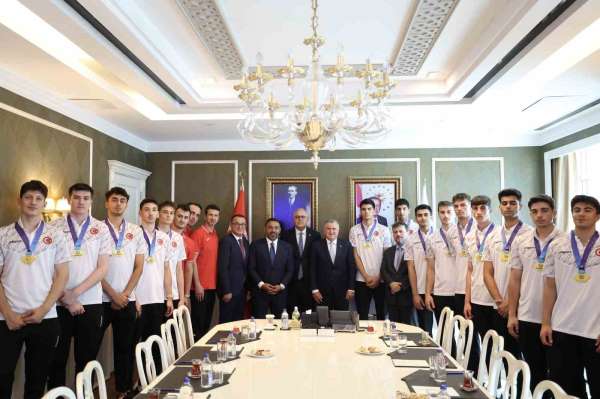 Bakan Bak: 'İstikrarlı başarılarla voleybol ülkesi haline geldik'