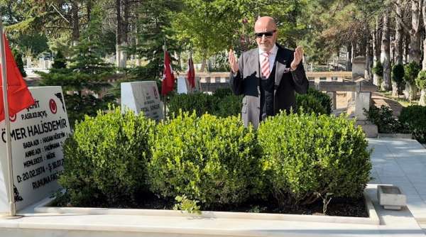 Dönemin Özel Kuvvetler Komutanı Aksakallı, Şehit Ömer Halisdemir'in kabrini ziyaret etti: '15 Temmuz, tarihi b