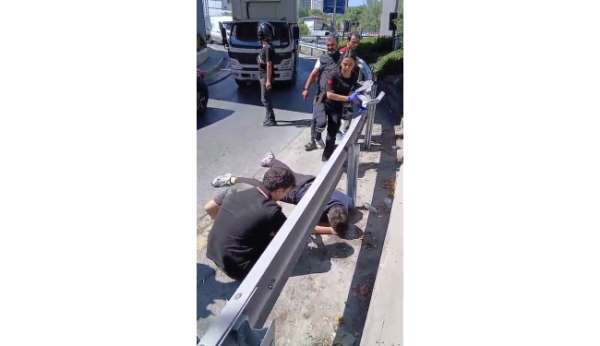 Esenler'de virajı alamayan motosiklet bariyerlere çarparak devrildi: 1 yaralı