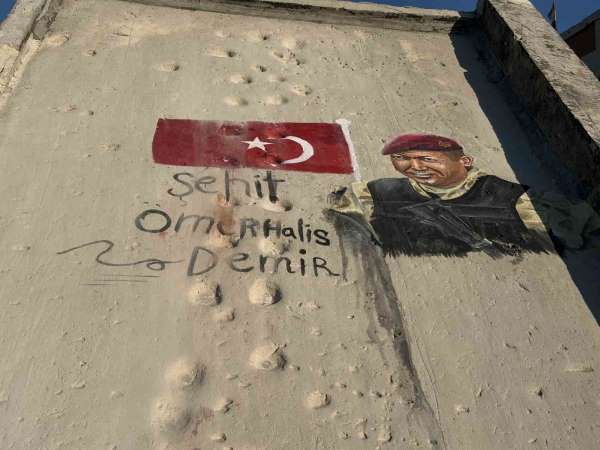 Filistinli sanatçılar, Şehit Ömer Halisdemir'i duvara çizdikleri resimle andı