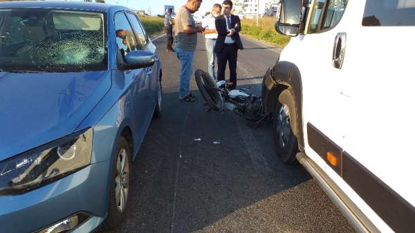 Feci kaza: Motosikletli kurye minibüse çarpıp otomobilin camına uçtu 
