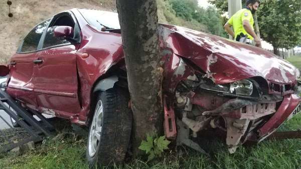 Samsun'da otomobil korkuluklara ve ağaca çarptı: 1 yaralı 