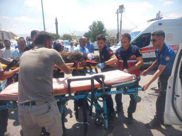 Gürpınar'da trafik kazası: 5 yaralı