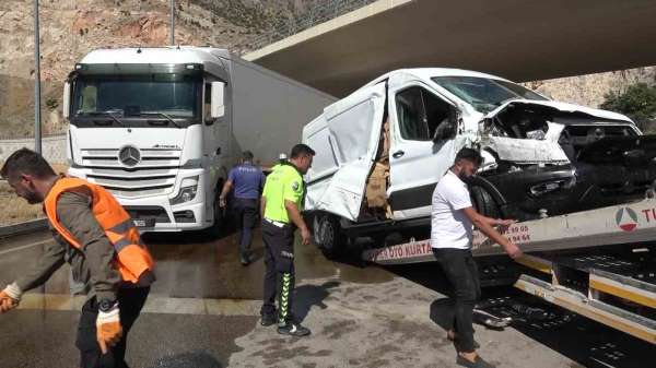 Kamyonetin kavşakta tırla çarpıştığı kaza kamerada