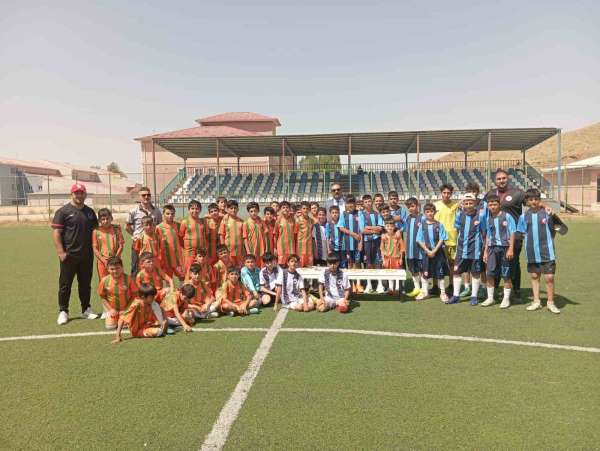 Müdür Aksoy'dan minik sporculara ziyaret