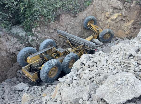Ordu'da freni patlayan iş makinası uçuruma yuvalandı: O anlar kamerada
