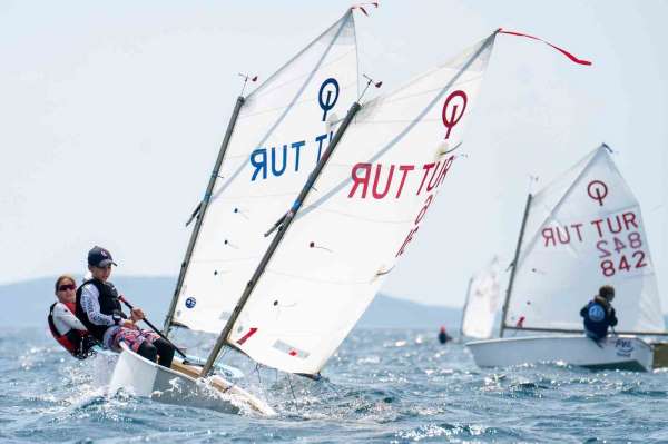 14. Tayk-Eker Olympos Regatta'da genç yelkenciler rüzgarla mücadele ediyor