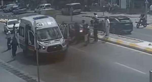 Edirne'de otomobilin çarptığı yaya yaralandı: Kaza anı kamerada