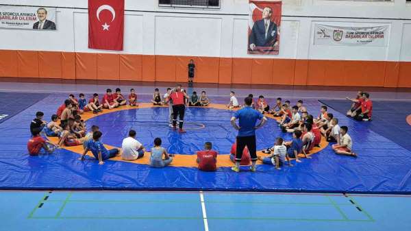 Sivas'ta minik güreşçiler için gelişim kampı başladı