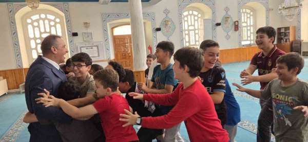 Yaz Kur'an-ı Kerim Kursu'nu bitiren miniklere Trabzonspor forması hediye edildi