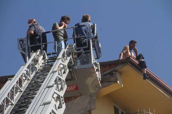 Elazığ'da intihara kalkışan şahsı, polis 3 saatte ikna ederek indirdi