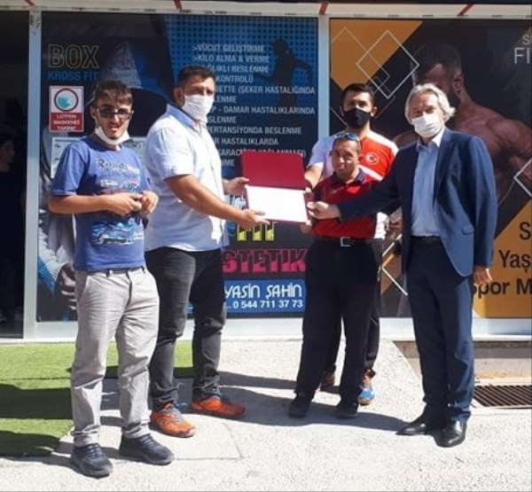 Engellilere ücretsiz spor salonuna teşekkür plaketi