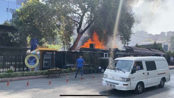 İstanbul'da özel üniversitenin yanındaki restoran alev alev yandı