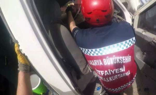 İtfaiye erlerinin kazada sıkışan kişileri kurtarma operasyonu adeta nefes kesti