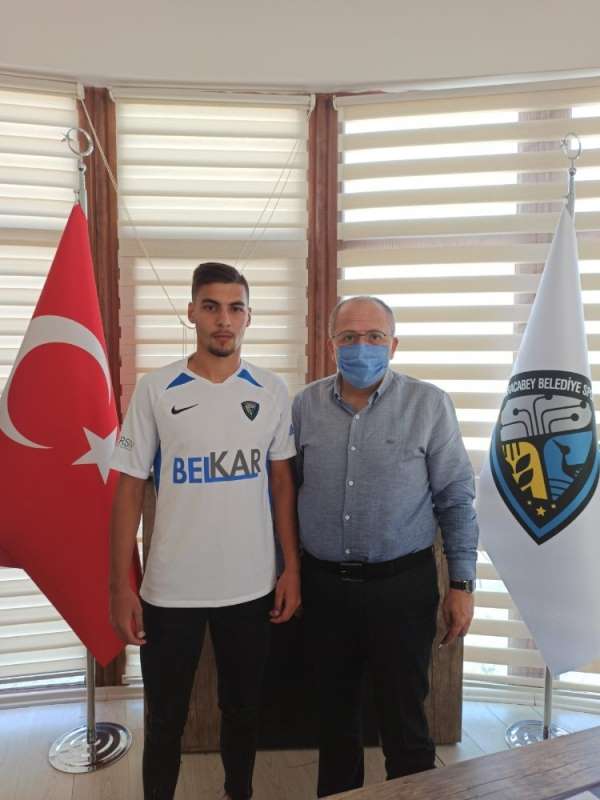 Karacabey Belediyespor'dan 4 imza birden