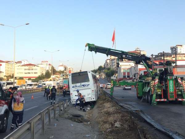 Pendik'te kaza yapan yolcu otobüsün enkazı kaldırıldı