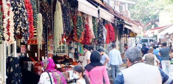 Rengarenk 'Urfa kurutmalıkları' tezgahları süslüyor