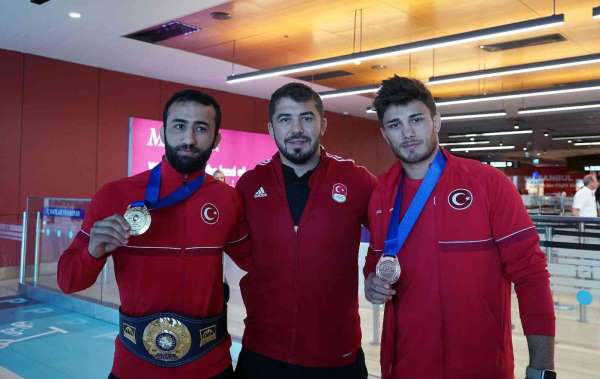 Dünya şampiyonu olan Grekoromen Milli Takımı Türkiye'ye döndü - İstanbul haber
