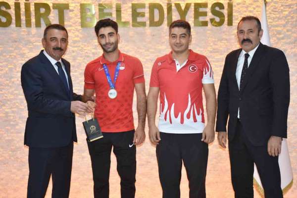 Siirt Valisi Hacıbektaşoğlu, milli sporcuyu altınla ödüllendirdi - Siirt haber