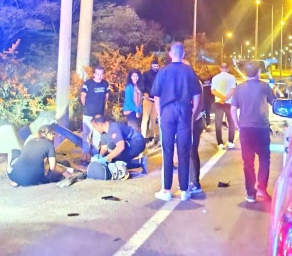 Bursa'da akıl almaz kaza: Bariyerlere ok gibi saplandı