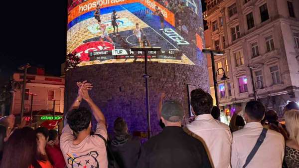 A Milli Erkek Basketbol Takımı'nın final maçı heyecanı Galata Kulesi'nde yaşandı