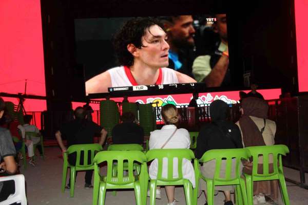 A Milli Erkek Basketbol Takımı'nın finali Şırnak'ta dev ekranlardan izlendi