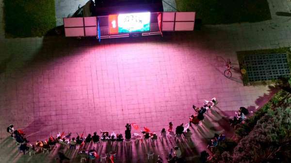 Arnavutköy'de milli heyecan: Yüzlerce kişi dev ekranda Türkiye-Almanya finalini izledi