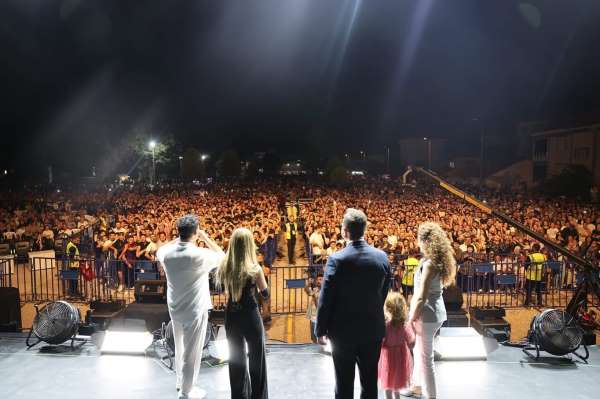 Çivril Elma Festivali'nin muhteşem finalini Derya Uluğ yaptı