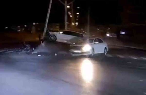 Kırmızı ışıkta geçen otomobilin kazası güvenlik kamerasında: 3 yaralı