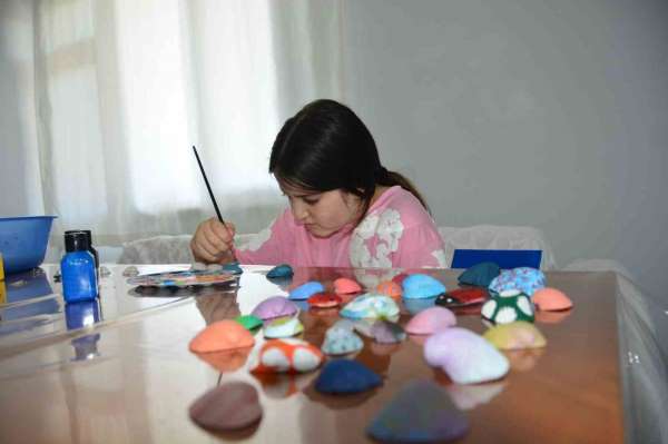 Samsunlu minik Elif Zehra, deniz kabuklarını sanat eserine dönüştürüyor