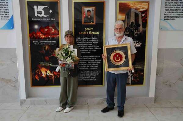 Şehit anne ve babası Türk bayrağıyla okulda
