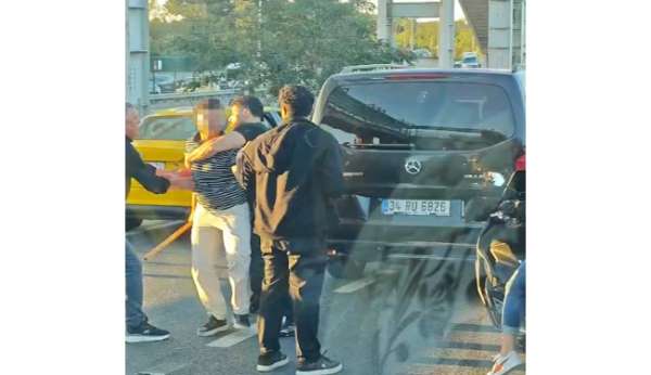 Trafik kazası sonrası çıkan yumruklu ve sopalı kavga kamerada