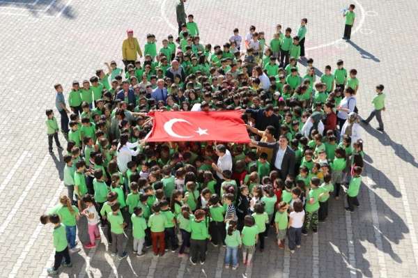 400 öğrenciden Mehmetçiğe 'Barış Pınarı' koreografili destek 