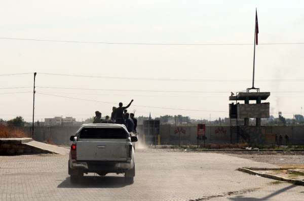 Ağır silahlı Suriye Milli Ordusu birlikleri takviye için Tel Abyad'a geçti 