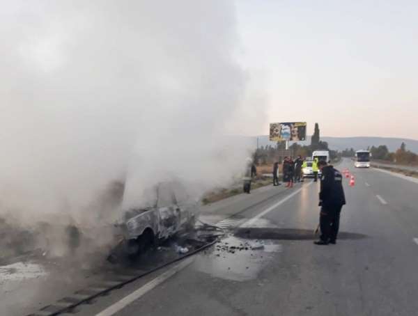 Alev alan otomobil kül oldu 