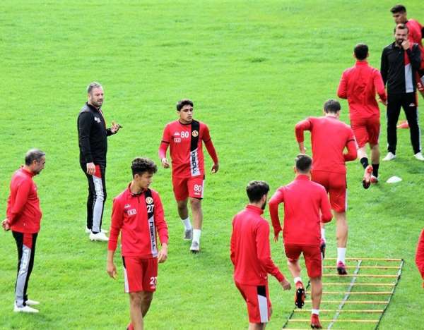 İlhan Var Eskişehirspor'da 'Havuz Sistemi'ni uygulamaya başladı 