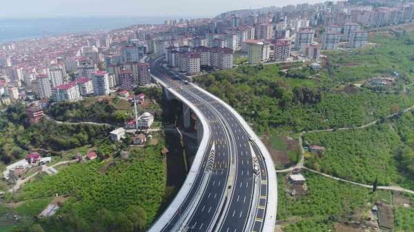 Türkiye'nin en maliyetli şehir içi yolları arasında gösterilen Kanuni Bulvarı'nda çalışmalar sürüyor