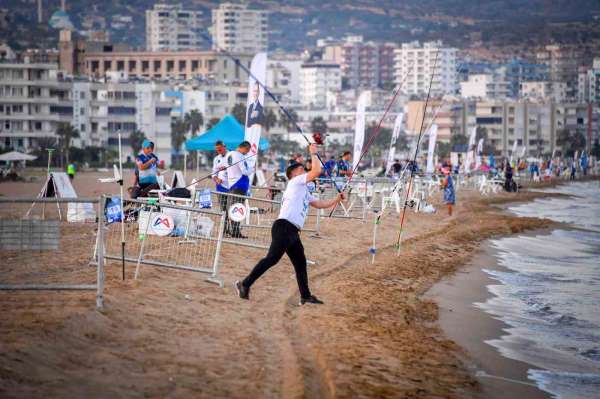 Mersin'de 'Uluslararası 7. Altın Kanca Surfcasting Turnuvası' düzenlendi