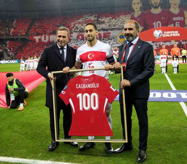 A Milli Takım'da 100. maçına çıkan Hakan Çalhanoğlu'na plaket