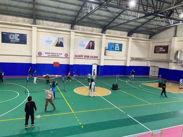 Hasköy'de badminton antrenmanları yoğun katılımla sürüyor