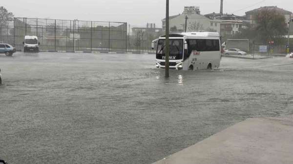 Arnavutköy'de dere taştı, yollar su altında kaldı