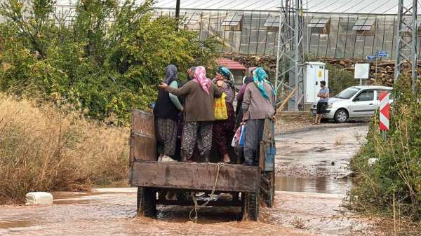 Bozyazı'da sağanak yağış: Seralar ve iş yerleri sular altında kaldı