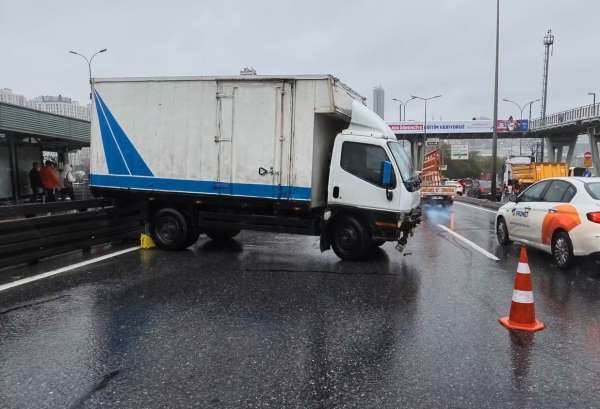 E-5'te trafiği kilitleyen kaza