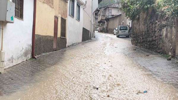 Tokat'ta kuvvetli sağanak yağış etkili oldu