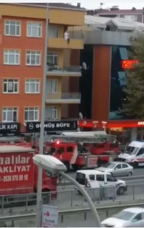 (Özel) Polisin intihar etmek için balkona çıkan kadını kurtardığı anlar kamerada