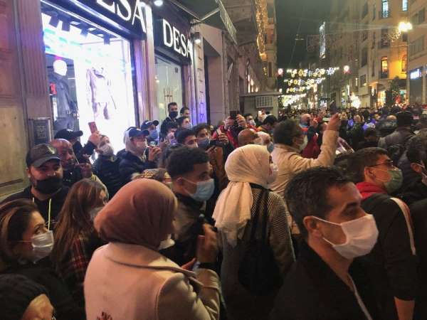 Taksim'de bir pasajın ikinci katına çıkan şahıs elindeki jiletle intihara kalkış