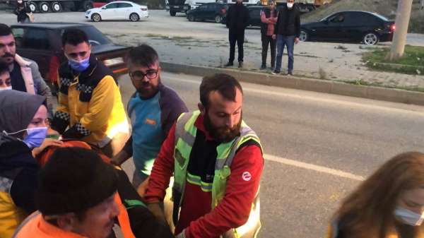 Gemlik'te işçileri taşıyan panelvan minibüs kaza yaptı: 13 yaralı
