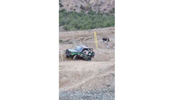 Off-road yarışlarında yardımcı pilot, yanındaki pilotu aracından inerek sopayla kovaladı