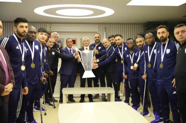 Şampiyon Şahinbey Ampute'den, Başkan Tahmazoğlu'na kupa sürprizi