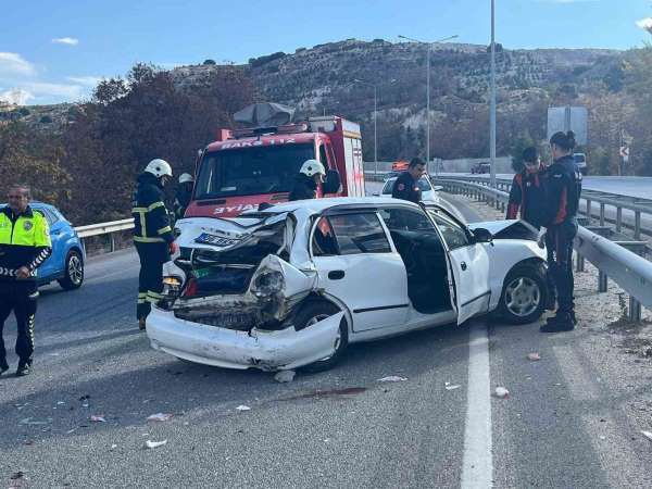 Burdur'da 3 aracın karıştığı zincirleme kazada 2 kişi yaralandı